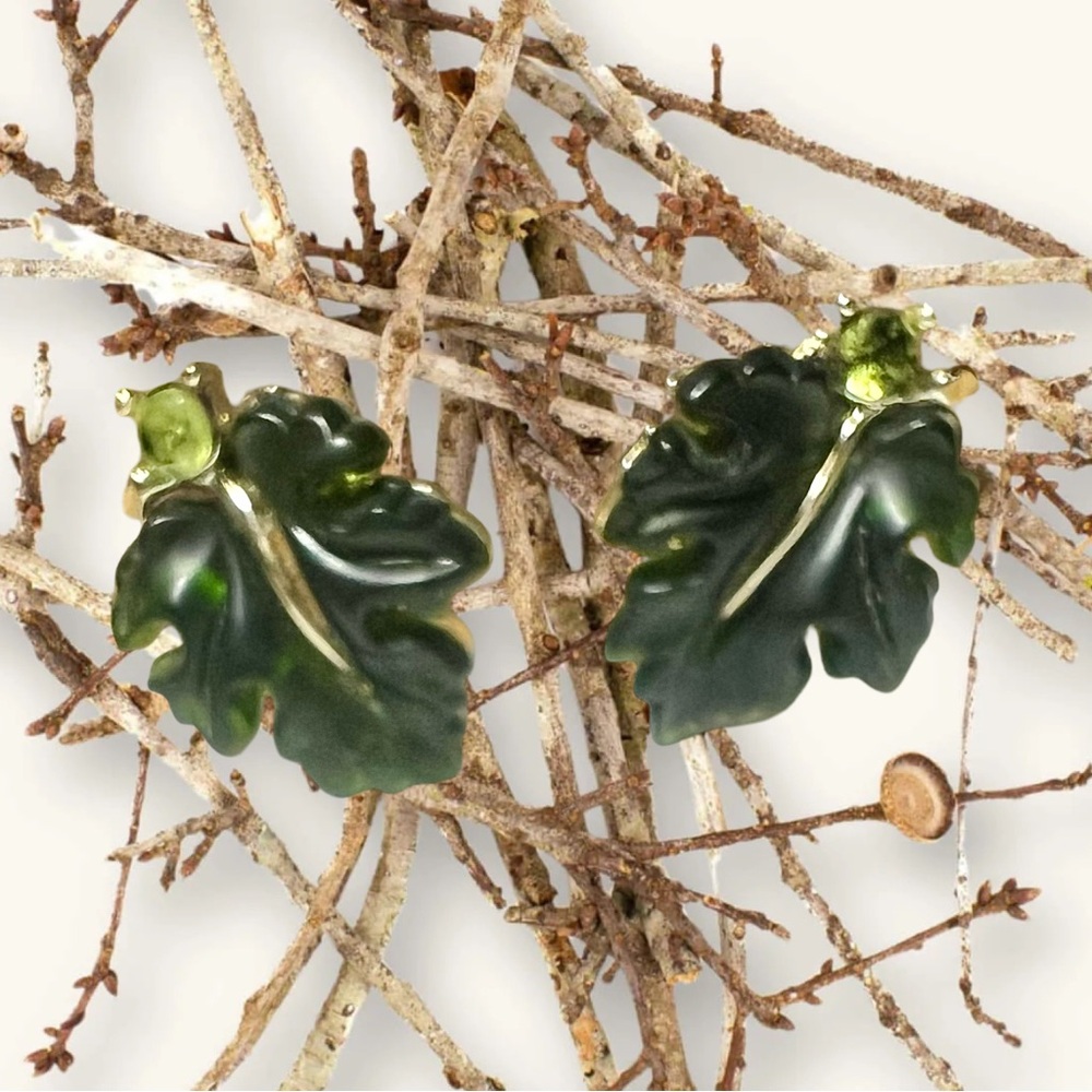 Lisner Thermoset Lucite Oak Leaf Earclips in Goldtone Metal 1”. - Picture 2 of 4